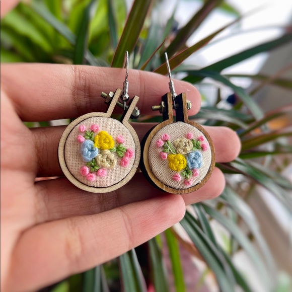 Hand embroidered floral earrings, statement earrings, embroidery hoop earrings - Picture 3 of 3